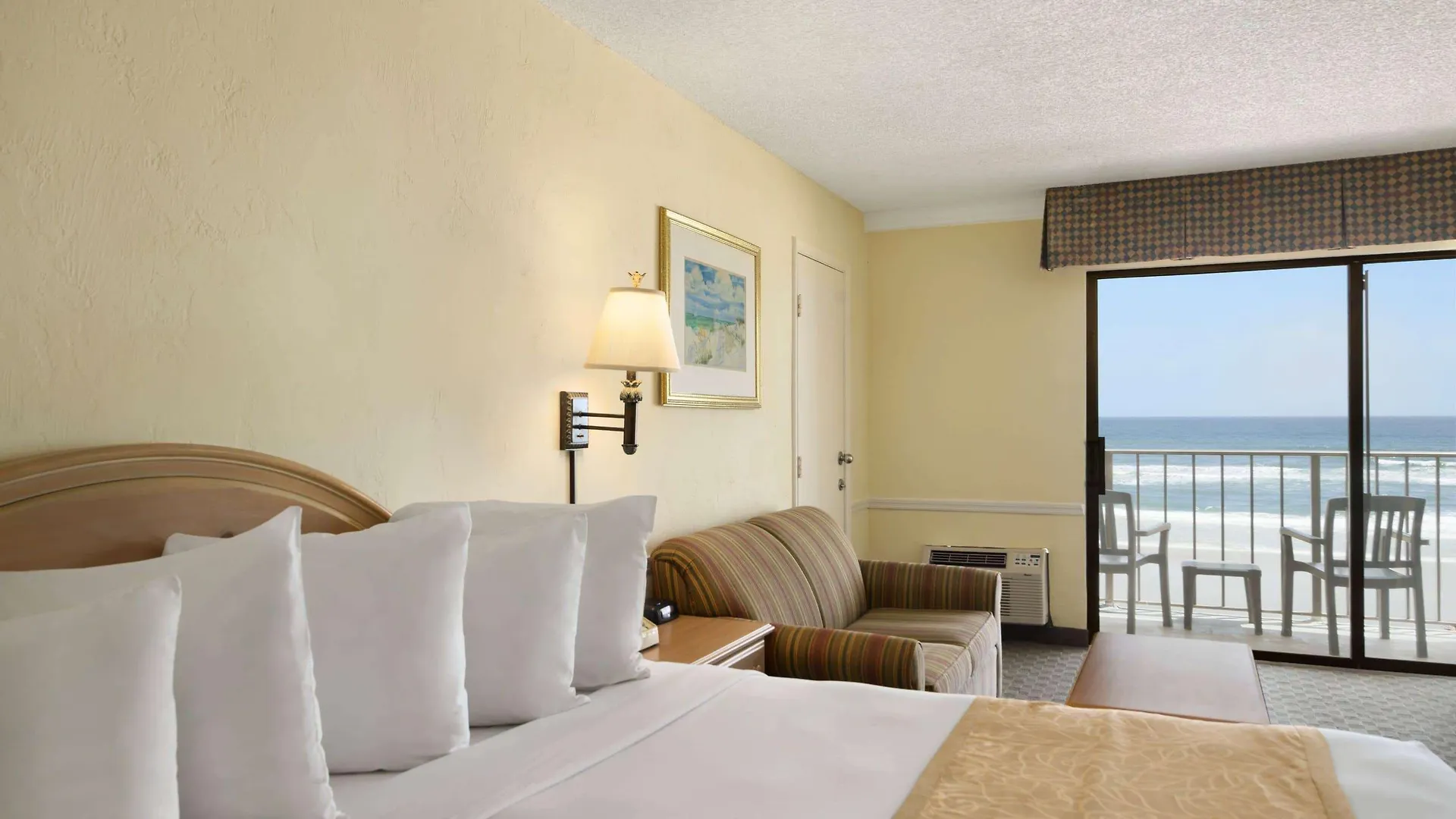 Days Inn By Wyndham Daytona Oceanfront Daytona Beach Shores Szálloda