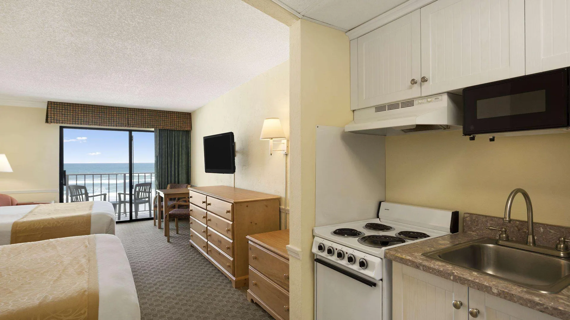 *** Hotel Days Inn By Wyndham Daytona Oceanfront Daytona Beach États-Unis
